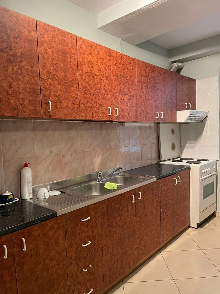 Tirane, jepet me qera apartament 1+1+Ballkon Kati 3, 65 m² 600 € (Qender, prane Kafe Flora)