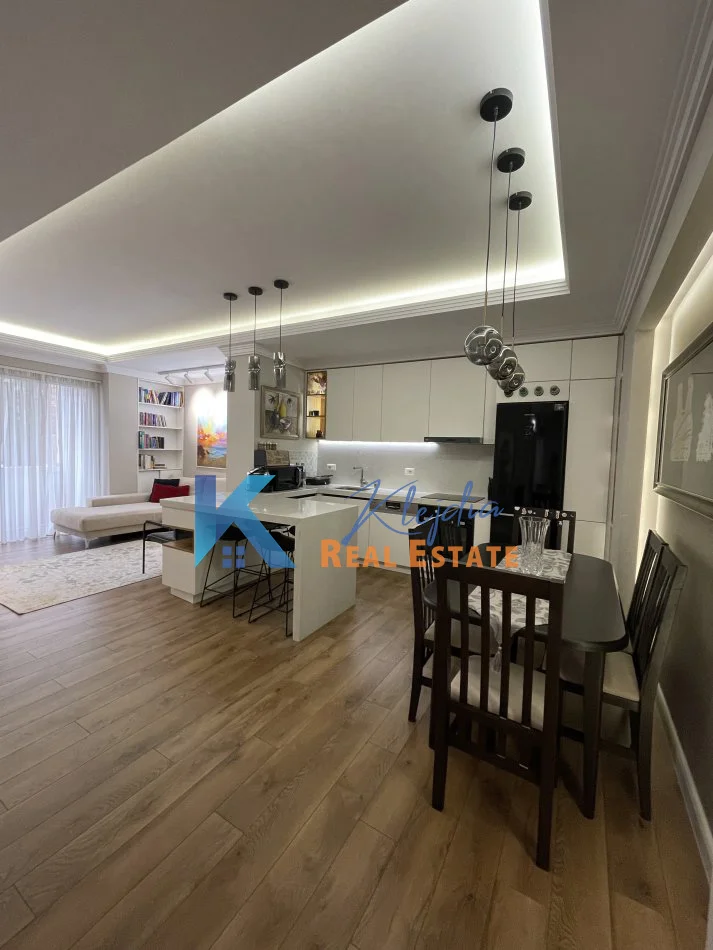 Tirane, jap me qera apartament 2+1+Ballkon Kati 2, 83 m² 750 € (Brryli)