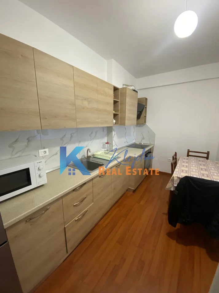 Tirane, jap me qera apartament 1+1+Ballkon Kati 4, 80 m² 500 € (Ish Parku i Autobuzave)