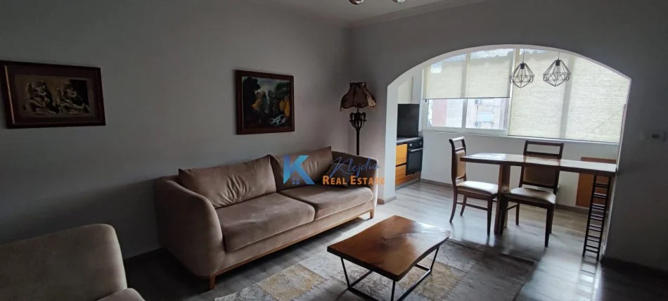 Tirane, jap me qera apartament 1+1+Ballkon Kati 9, 80 m² 550 € (Komuna e Parisit)