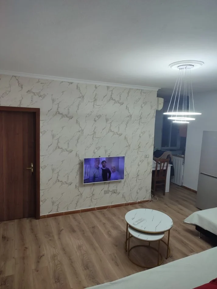 Tirane, jepet me qera apartament 1+1 Kati 6, 70 m² 650 € (Komuna e Parisit, prane Lulishtes)