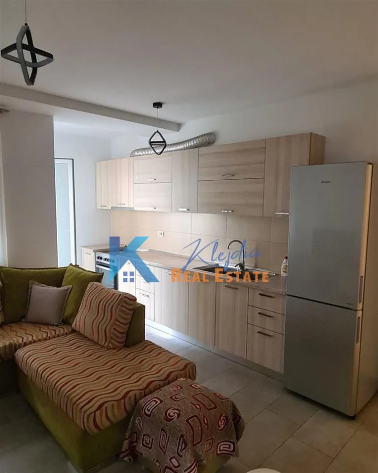 Tirane, jap me qera apartament 1+1+Ballkon Kati 4, 63 m² (1+1 te 21 Dhjetori, Komleksi Magnet)