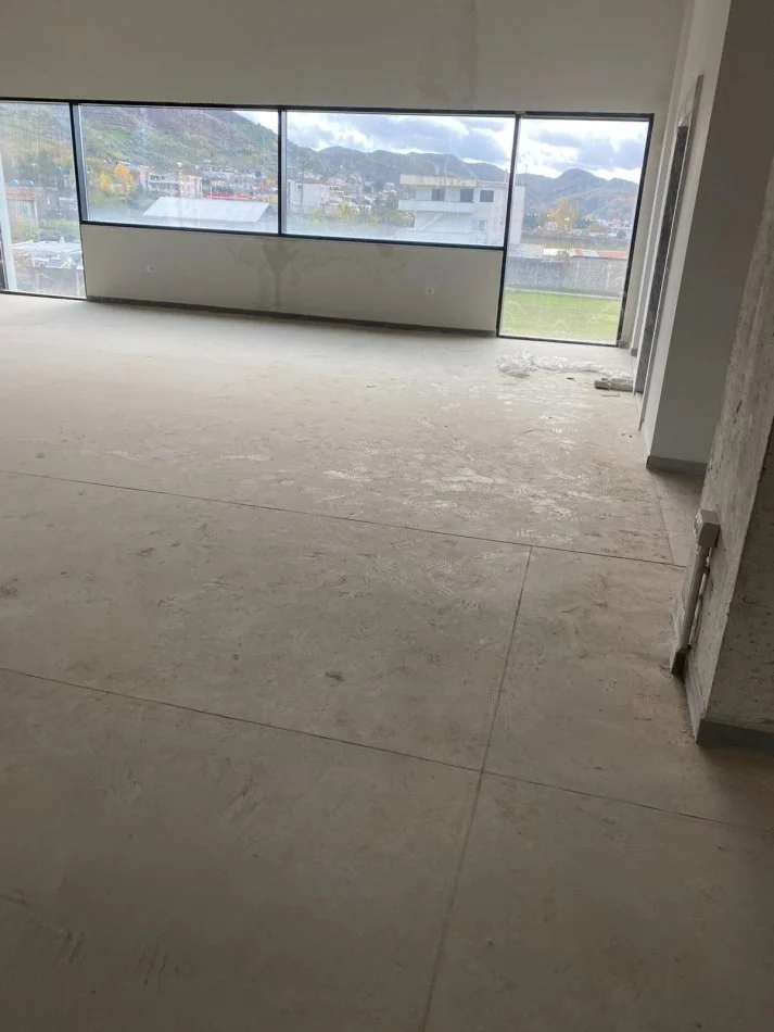 Tirane, jepet me qera ambjent biznesi , (Peze Helmes Tirane)