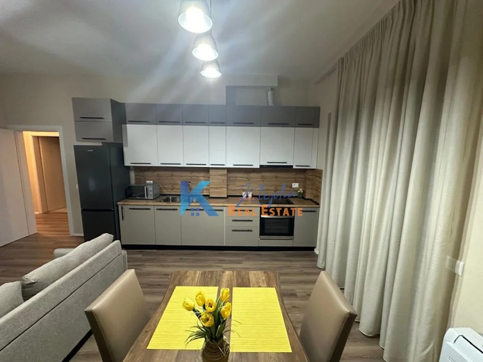 Tirane, jap me qera apartament 2+1+Ballkon Kati 8, 110 m² 70.000 leke (Pazari i Ri)