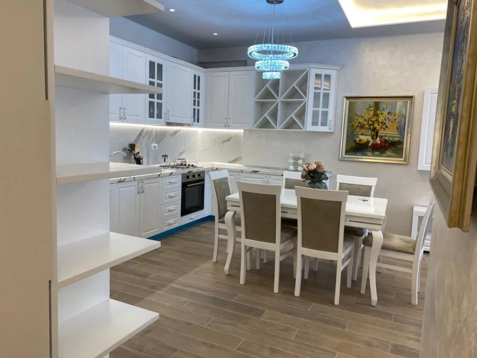 Tirane, jepet me qera apartament 2+1+Ballkon Kati 7, 120 m² 550 € (Kompleksi Golden Park, Spitali Amerikan 3)