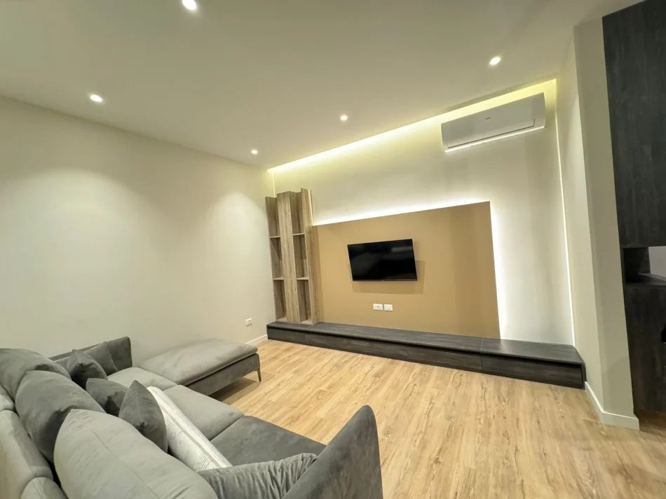 Tirane, jepet me qera 1+1+Ballkon Kati 5, 70 m² 800 € (Rruga e Kavajes)