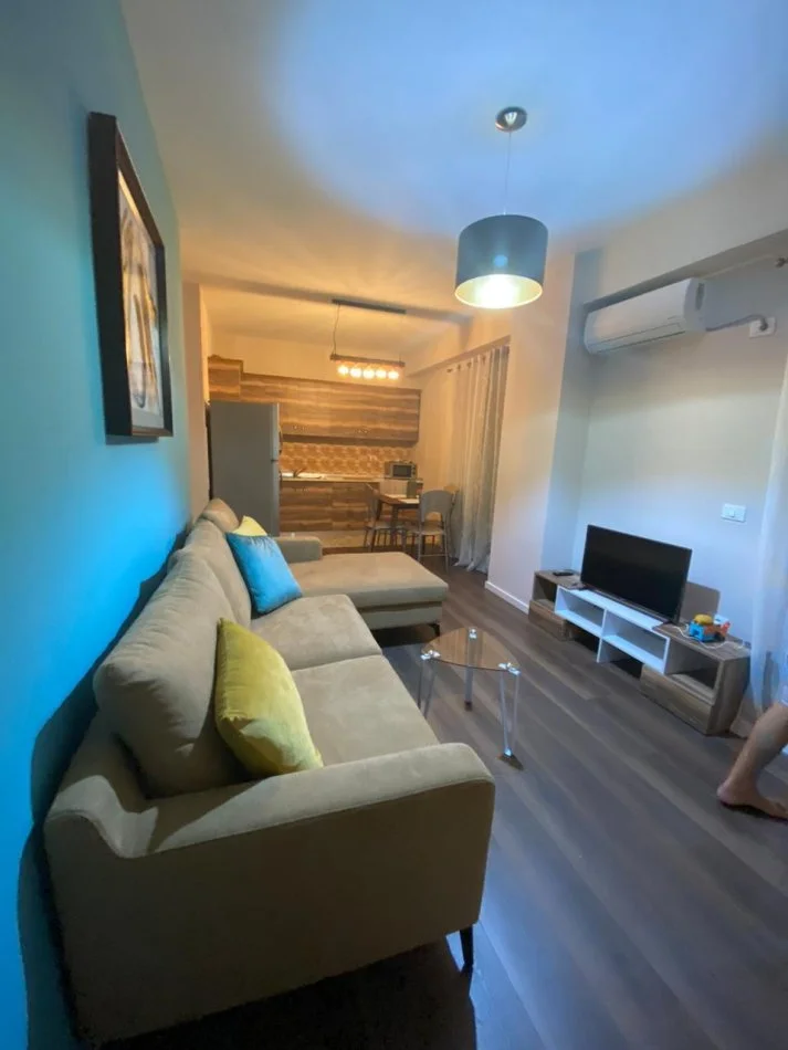 Tirane, jepet me qera apartament 1+1+Ballkon Kati 7, 70 m² 600 € (Kompleksi Delijorgji, Rruga e Kavajes)