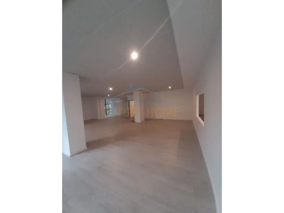 Vlore, shitet ambjent biznesi Kati 1, 201 m² 361.800 € (Rruga e Cipajve RV47010)