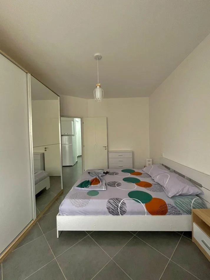 Vlore, jepet me qera apartament 1+1 Kati 7, 65 m² 420 € (Te lokal Hannover, Lungomare rv47060)