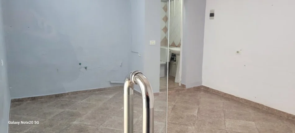 Tirane, jepet me qera vetem 1 dhome 1+1 Kati 0, 26 m² 300 € (Siri Kodra)