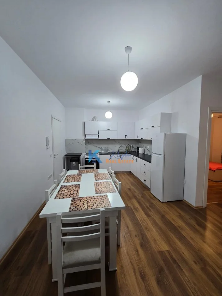 Tirane, jap me qera apartament 2+1+Ballkon Kati 4, 111 m² 650 € (2+1+2 per qira ne Ali Dem, afer Big Market)