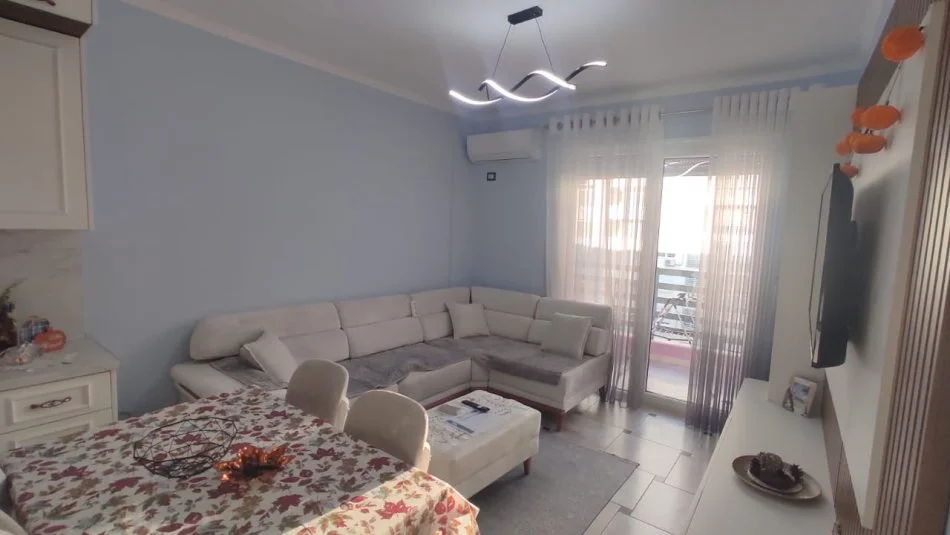 Tirane, jepet me qera apartament 1+1 Kati 5, 70 m² 500 € (Porcelan, prane UET)