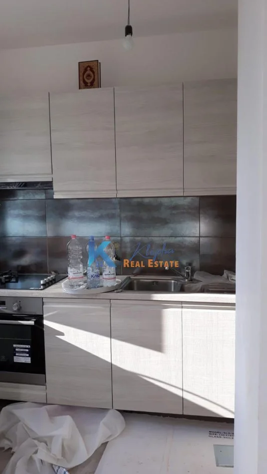 Tirane, jap me qera apartament 2+1+Ballkon Kati 8, 97 m² 600 € (21 Dhjetori, Kompleksi Kontakt)