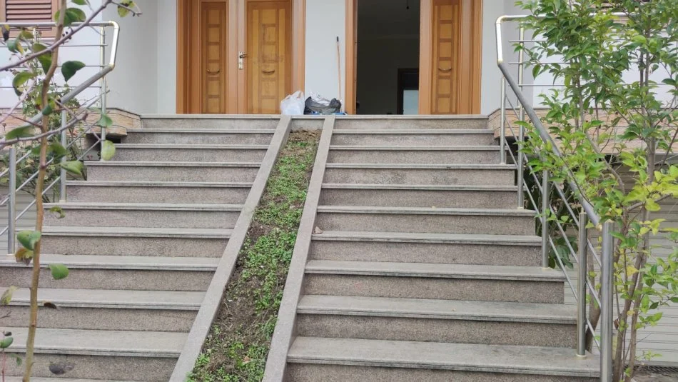 Tirane, jepet me qera Vile 5+1+Aneks+Ballkon Kati 4, 250 m² 1.000 € (Rruga Islam Rusi)