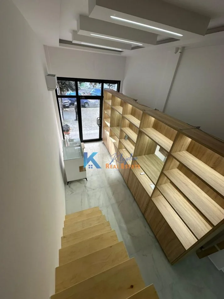 Tirane, jap me qera dyqan Kati 0, 49 m² 600 € (Astir)