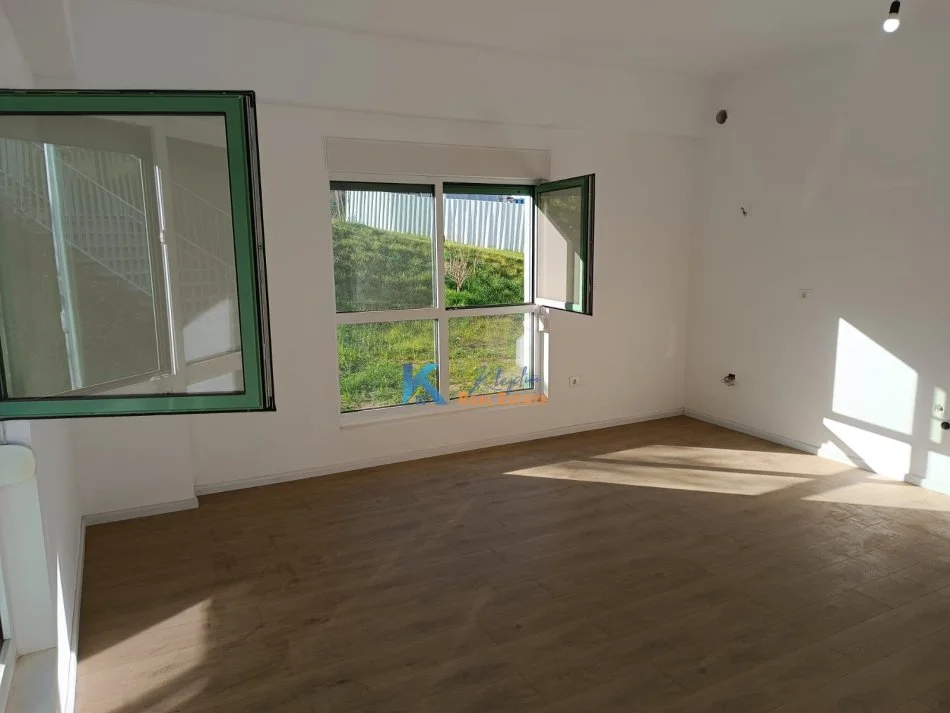 Tirane, jap me qera zyre Kati 1, 47 m² 250 € (Kompleksi Kaimi Ne Ali Dem)