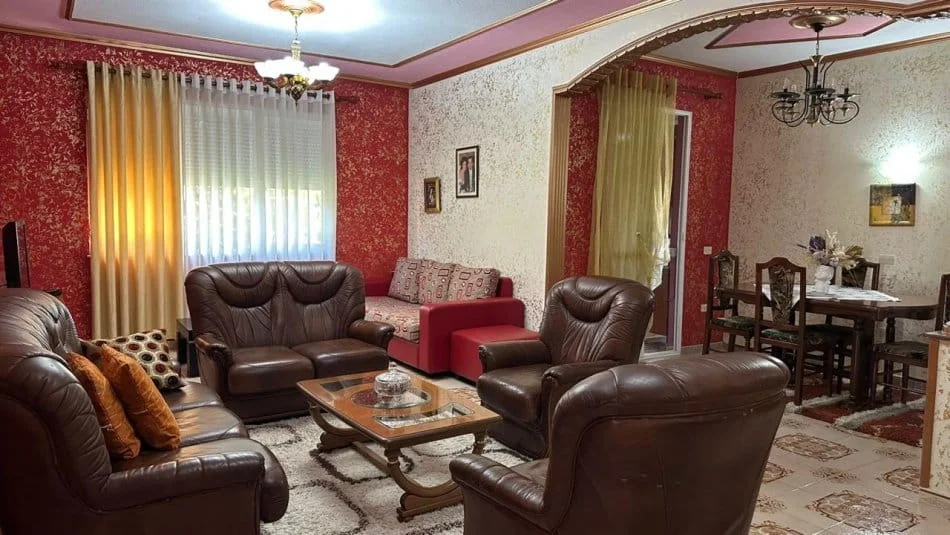 Tirane, jepet me qera apartament 2+1 , 132 m² 700 € (Vasil Shanto)