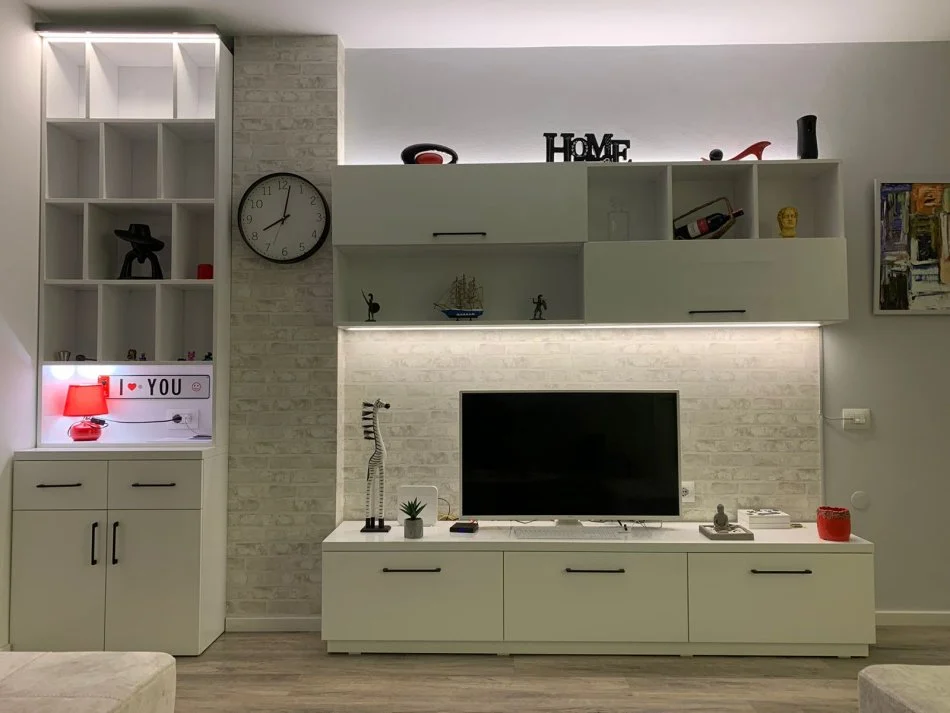 Tirane, jepet me qera apartament 2+1+Ballkon Kati 3, 80 m² 1.000 € (Rruga Reshit Petrela)