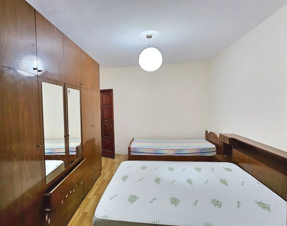 Tirane, jepet me qera apartament 1+1 , 50 m² 450 € (medreseja)