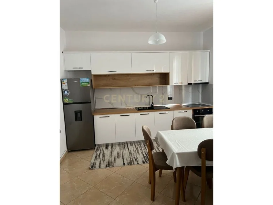 Tirane, jepet me qera apartament 1+1 Kati 4, 115 m² 500 € (APARTAMENT 1+1+ POST PARKIMI TEK RRUGA 5 MAJI)