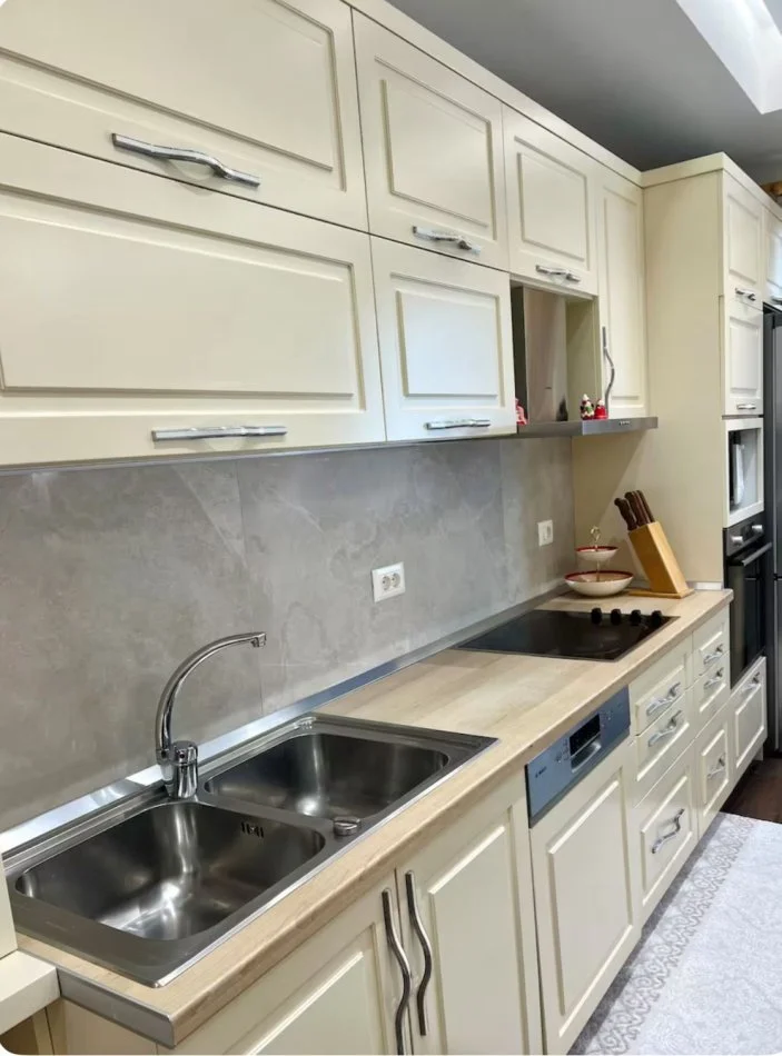 Tirane, jepet me qera apartament 2+1+Ballkon Kati 2, 95 m² 1.200 € (Rruga e Durresit)