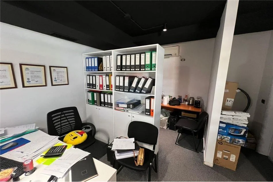 Tirane, jepet me qera ambjent biznesi Kati 2, 72 m² 1.100 € (Rruga Hoxha Tahsim)