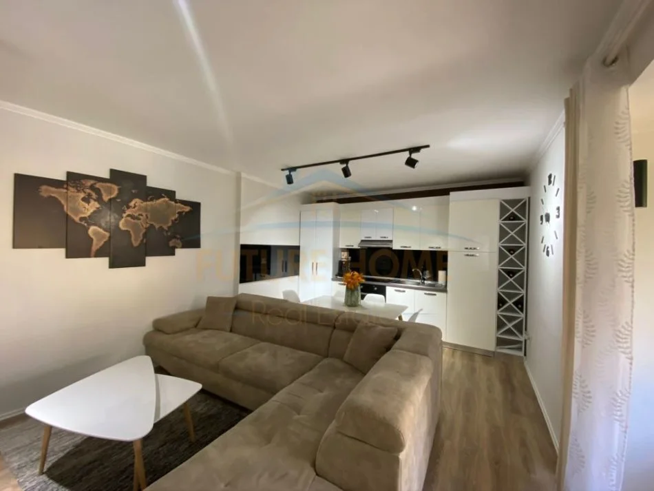 Tirane, jepet me qera apartament 2+1+Aneks+Ballkon Kati 4, 87 m² 700 € (blloku)