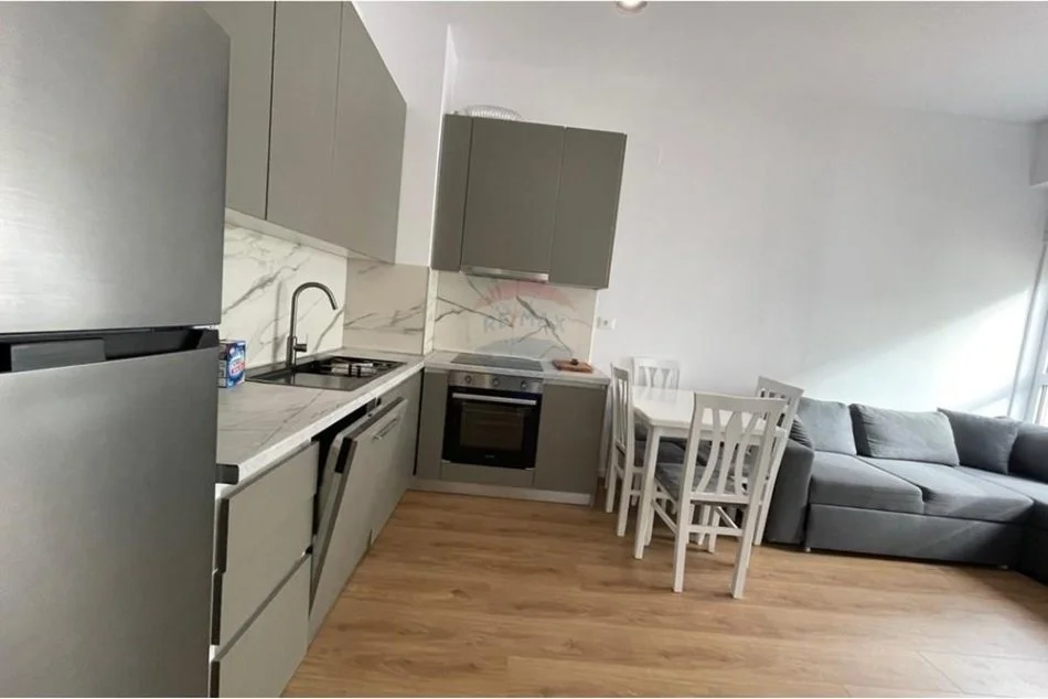 Tirane, jepet me qera apartament 1+1 Kati 5, 55 m² 400 € (Ali Dem)