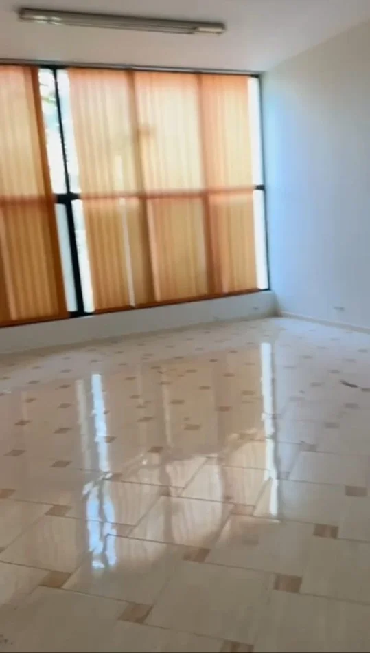 Tirane, jepet me qera zyre Kati 2, 230 m² 1.900 € (Ministria e Jashtme, prane Komisariatit Numer 1)