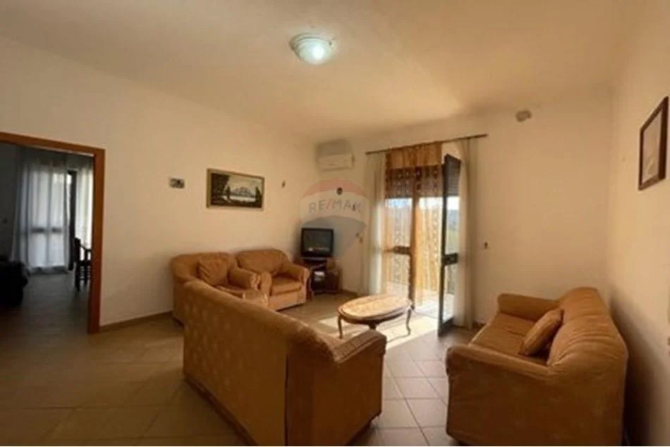 Tirane, jepet me qera apartament 2+1 Kati 2, 100 m² 350 € (Bulevardi Zhan Dark)