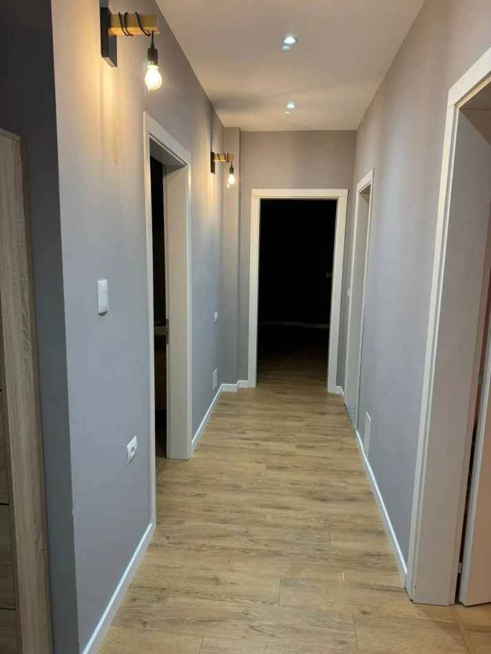 Tirane, jepet me qera apartament 2+1+2+ Ballkon Kati 3, 132 m² 1.000 € (Prane Xhamise, Selite e Vjeter)