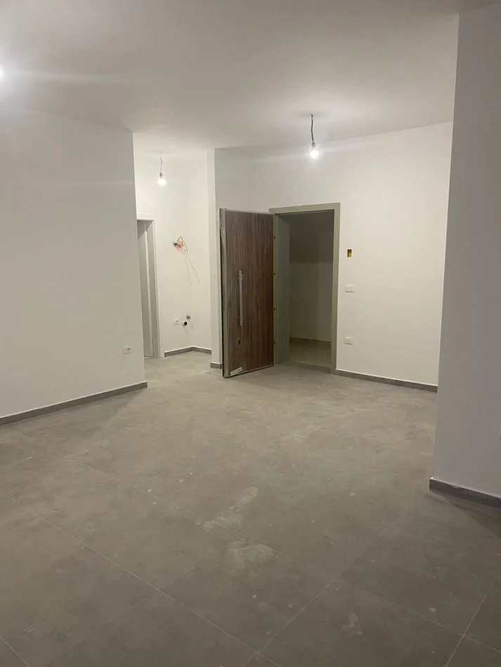 Tirane, jepet me qera apartament 1+1 Kati 1, 87 m² 450 € (Fusha e Aviacionit)