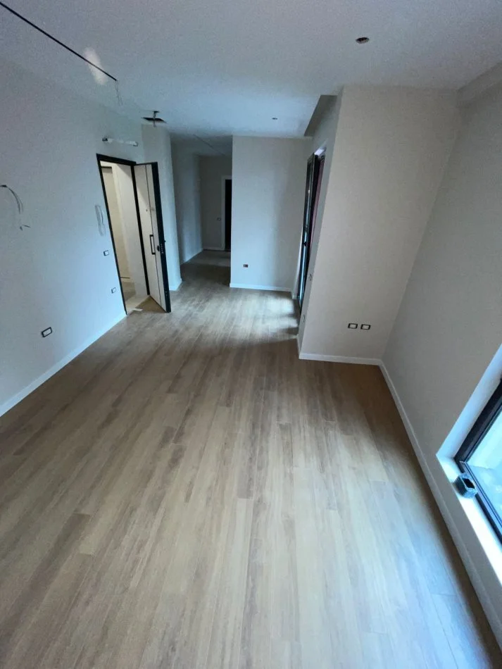 Tirane, jepet me qera apartament 1+1 Kati 2, 70 m² 750 € (Rr. e Kavajes)