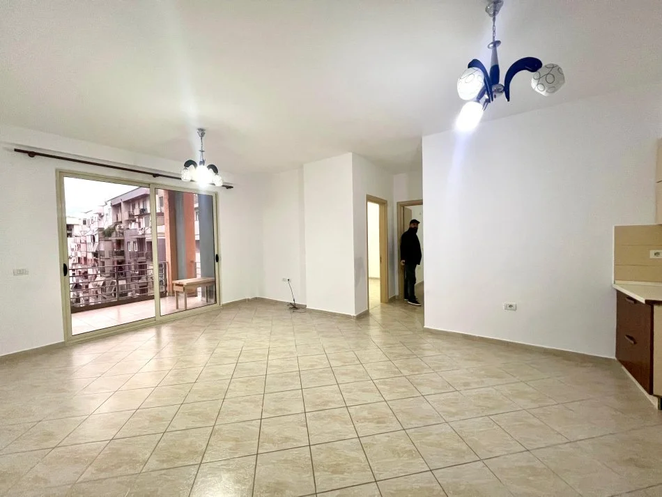 Tirane, jepet me qera apartament 2+1+Ballkon Kati 5, 116 m² 450 € (Astir)