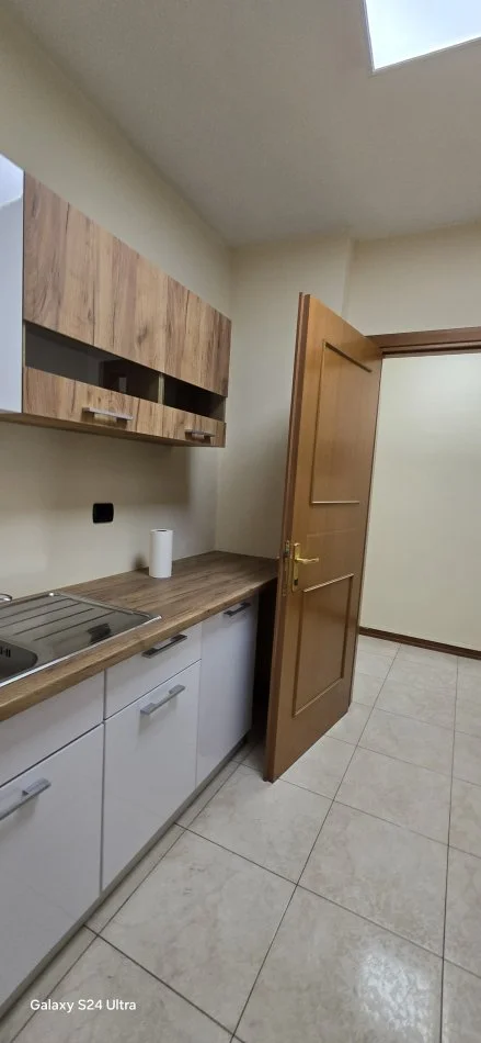Tirane, jepet me qera ambjent biznesi Kati 4, 165 m² 2.000 € (Prane Kullave Binjake)