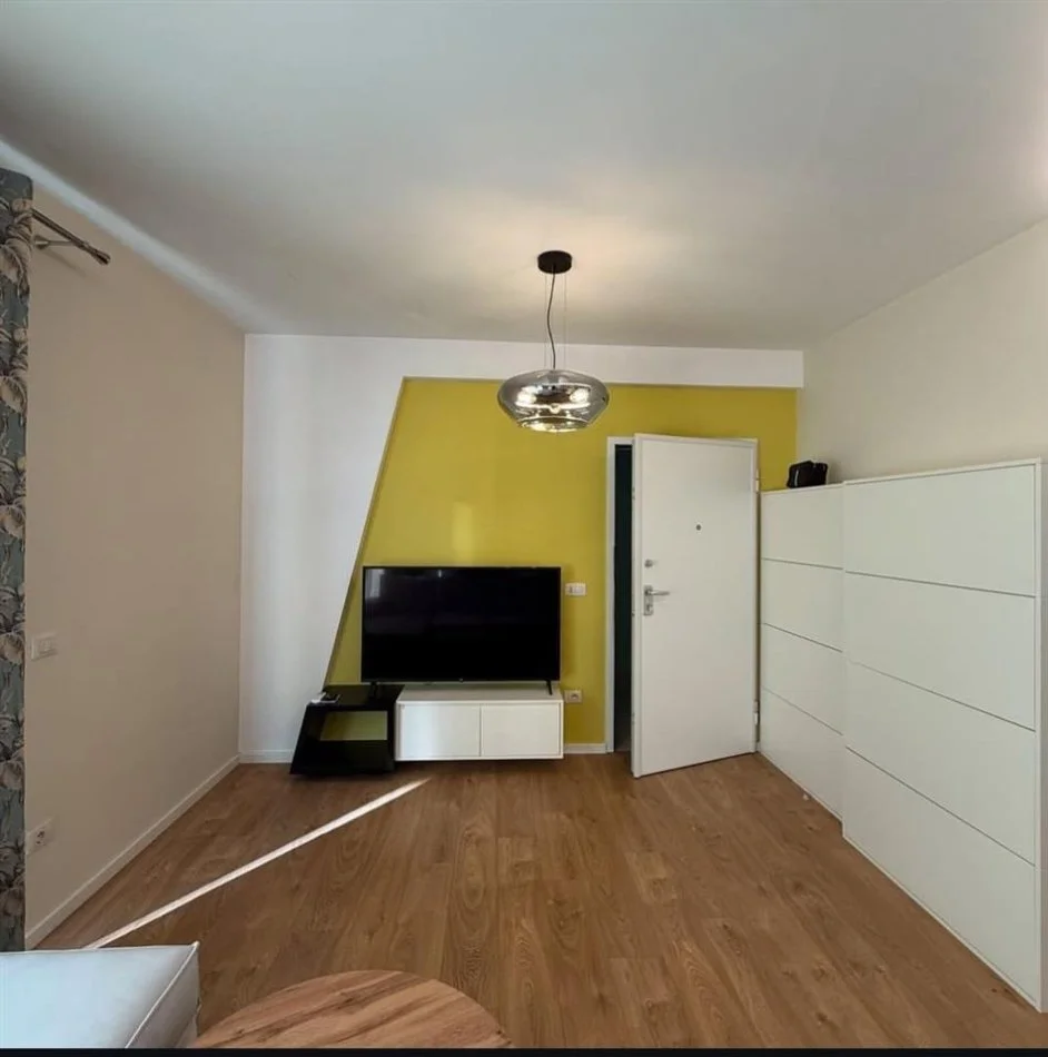 Tirane, jepet me qera apartament 1+1 , 70 m² 750 € (Rr. e Barrikadave)