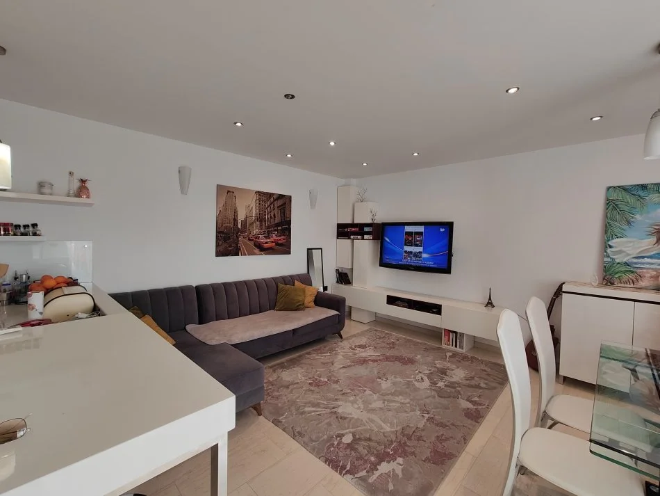 Tirane, jepet me qera apartament 2+1 Kati 9, 100 m² 800 € (Rr.Myslym Shyri)