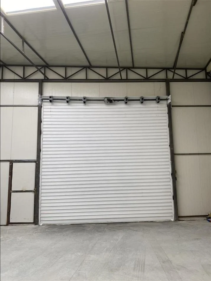 Tirane, jepet me qera magazine Kati 0, 200 m² 1.000 € (Sauk)