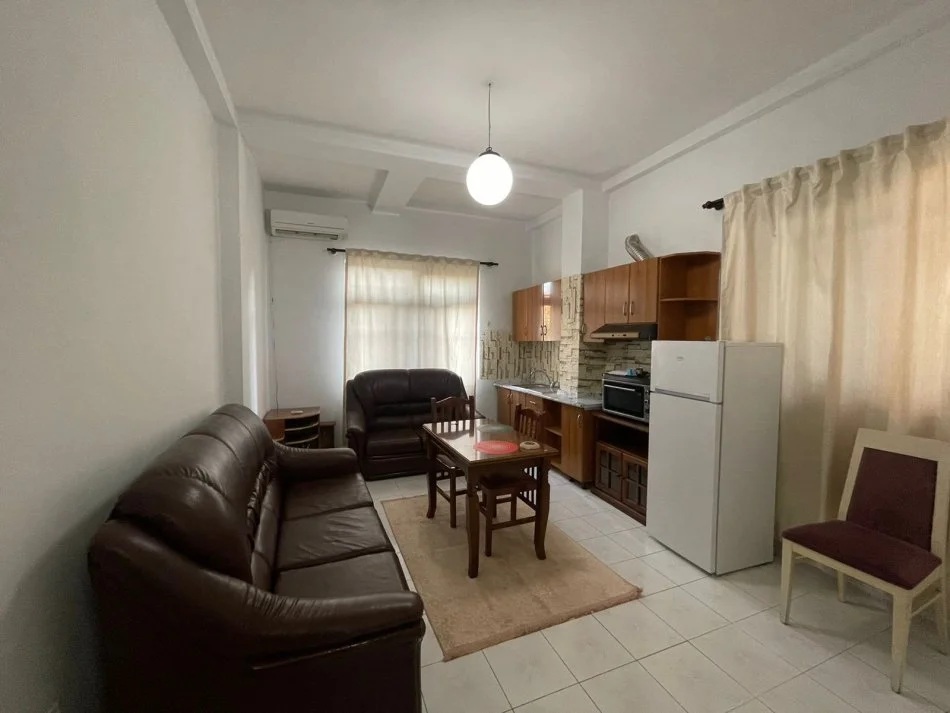 Tirane, jepet me qera apartament 1+1 Kati 1, 62 m² 500 € (Qender)