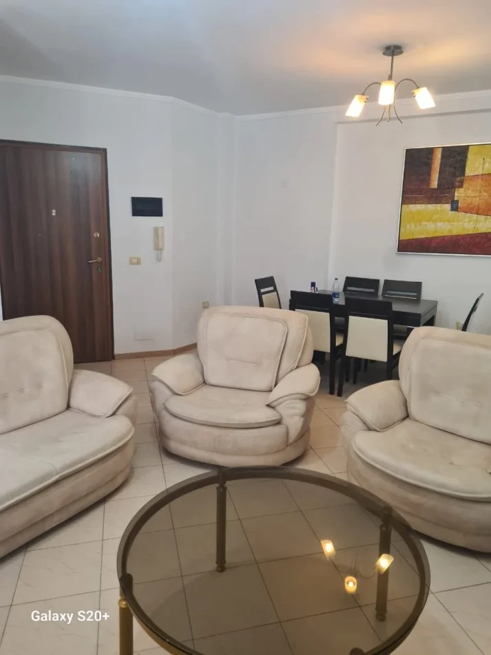 Tirane, jepet me qera Apartament 2+1+Ballkon, Kati 5 me Ashensor, 106 m² 700 € (Rruga Kosovareve, prane Hotel Dinasty)