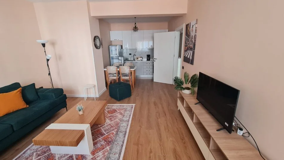 Tirane, jepet me qera Apartament 2+1+Ballkon, Kati 5 me Ashensor, 95 m², 700 € (Bulevardi Zogu i Pare, prane FSHN)
