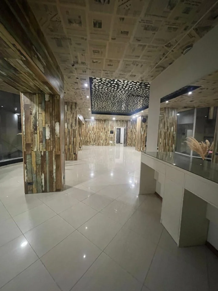 Tirane, jepet me qera Ambjent biznesi, Kati 1 buze rruges Kryesore, 175 m², 150.000 Leke (Rruga Myslym Shyri)