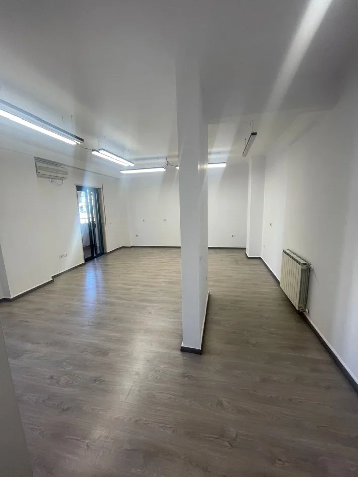 Tirane, jepet me qera Zyre, Kati 5 pallat i ri me Ashensor, 98 m², 700 € (Rruga Barrikadave, tek Galeria)