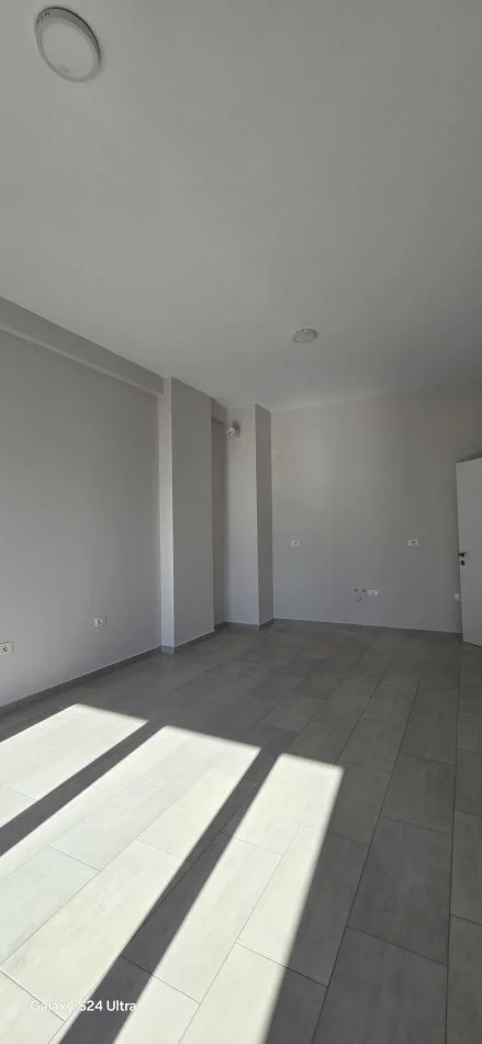 Tirane, jepet me qera apartament 1+1 Kati 3, 75 m² 450 € (Rruga e Kavajes)
