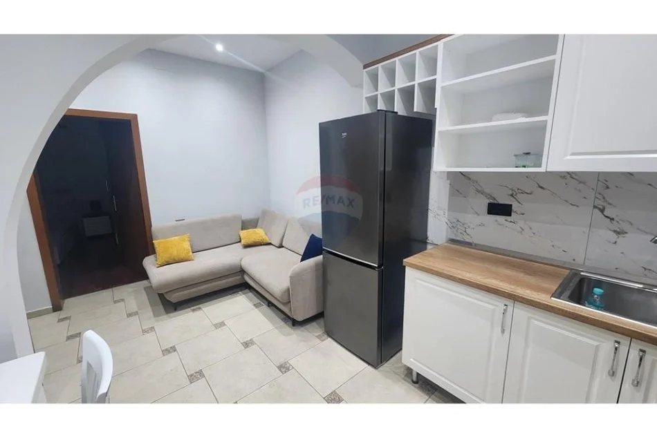 Tirane, jepet me qera apartament 1+1 Kati 2, 45 m² 400 € (Qyteti Studentit)