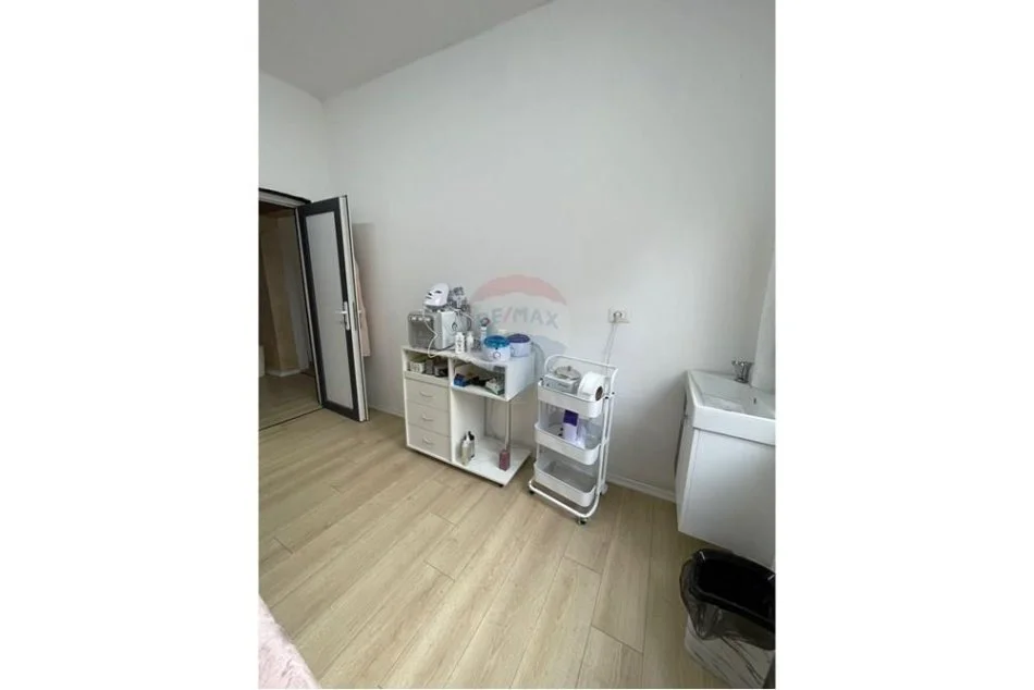 Tirane, jepet me qera ambjent biznesi Kati 2, 15 m² 350 € (21 Dhjetori)