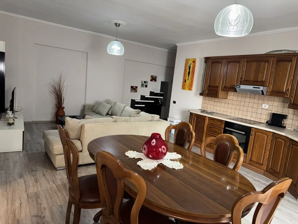 Tirane, jepet me qera apartament 2+1+Ballkon Kati 5, 90 m² 650 € (Komuna e Parisit, prane Lulishtes)