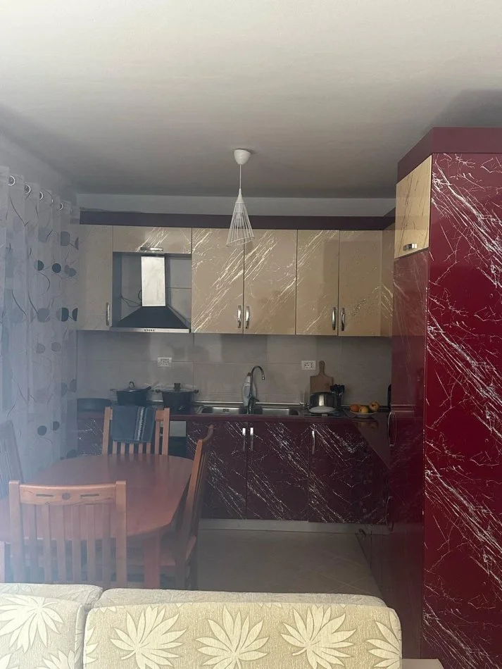 Tirane, jepet me qera ambjent biznesi Kati 1, 92 m² 450 € (Kthesa e Kamzes)