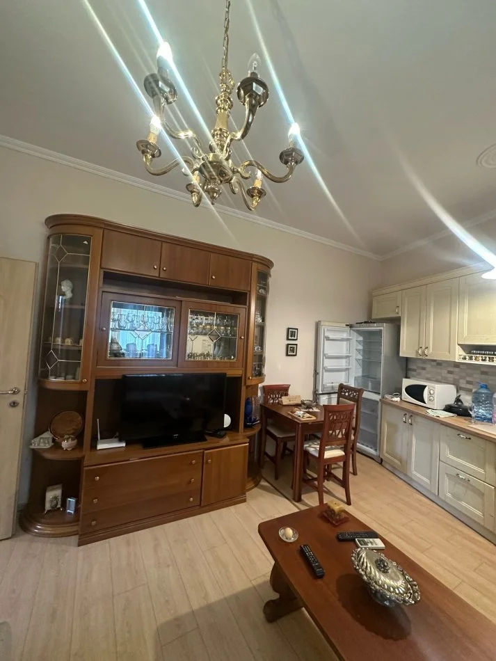 Tirane, jepet me qera apartament 2+1 Kati 1, 131 m² 600 € (Brryli)