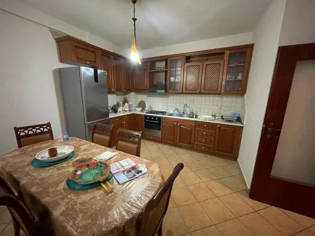 Tirane, jap me qera apartament 2+1+Ballkon Kati 4, 94 m² (Rruga Kongresi i Manastirit, afer gjimnazit Cajupi)